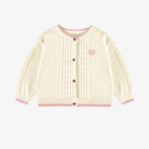 Cardigan en tricot crème avec torsades verticales, bébé || Cream knit cardigan with vertical twists, baby