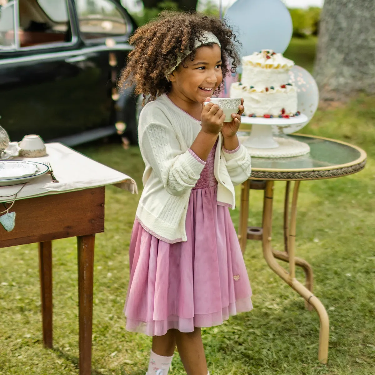 Cardigan en tricot crème avec torsades verticales, enfant || Cream knit cardigan with vertical twists, child