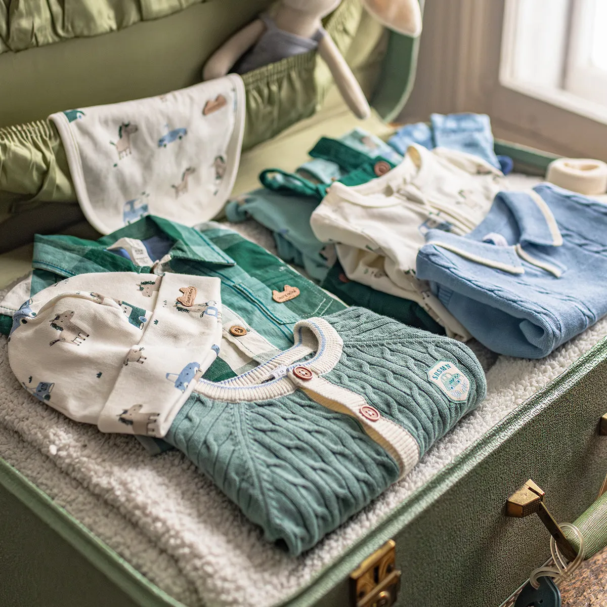 Cardigan en tricot turquoise cendré avec torsades verticales, naissance || Dusty turquoise knit cardigan with vertical twists, newborn