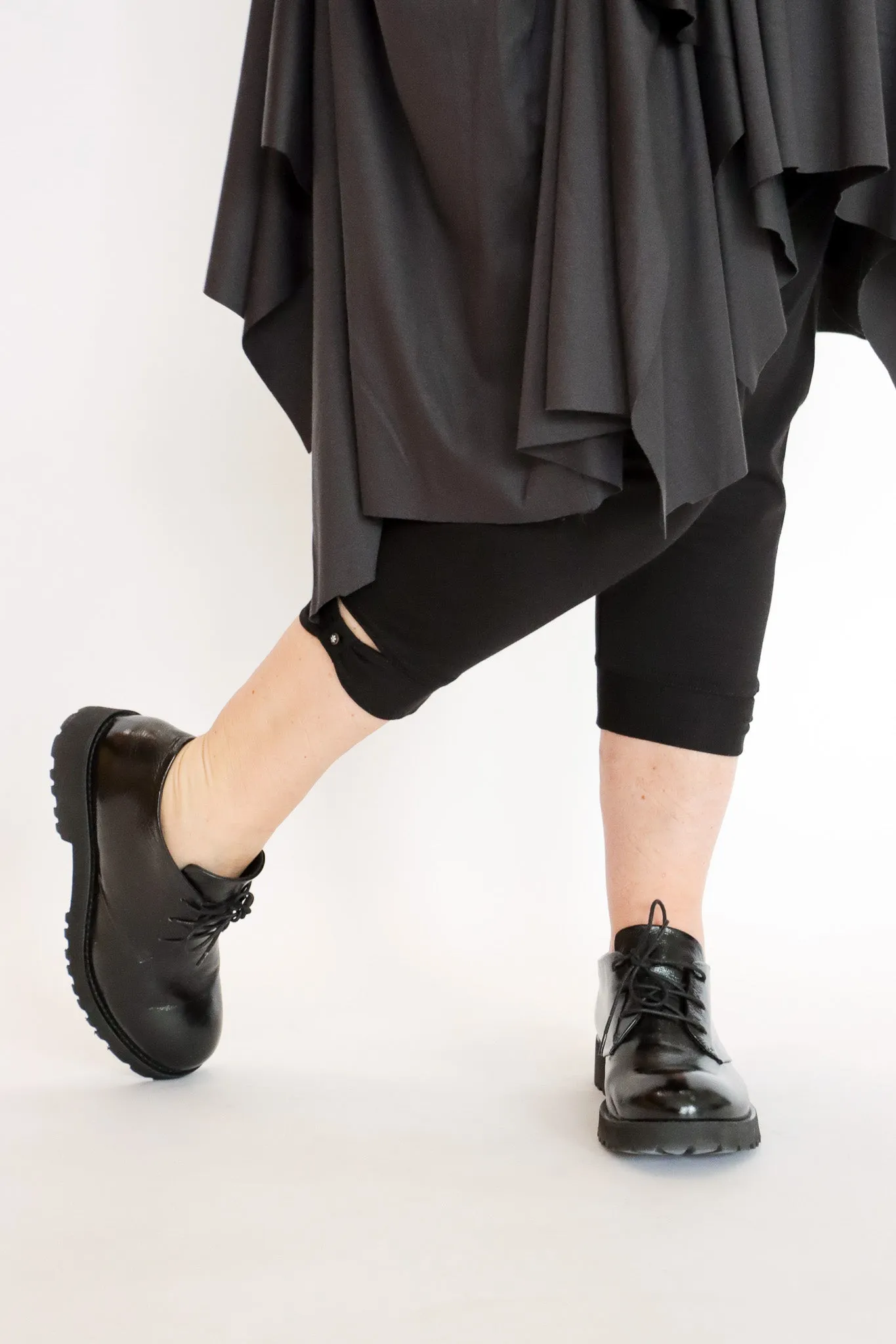NY 77 Design Cropped Leggings