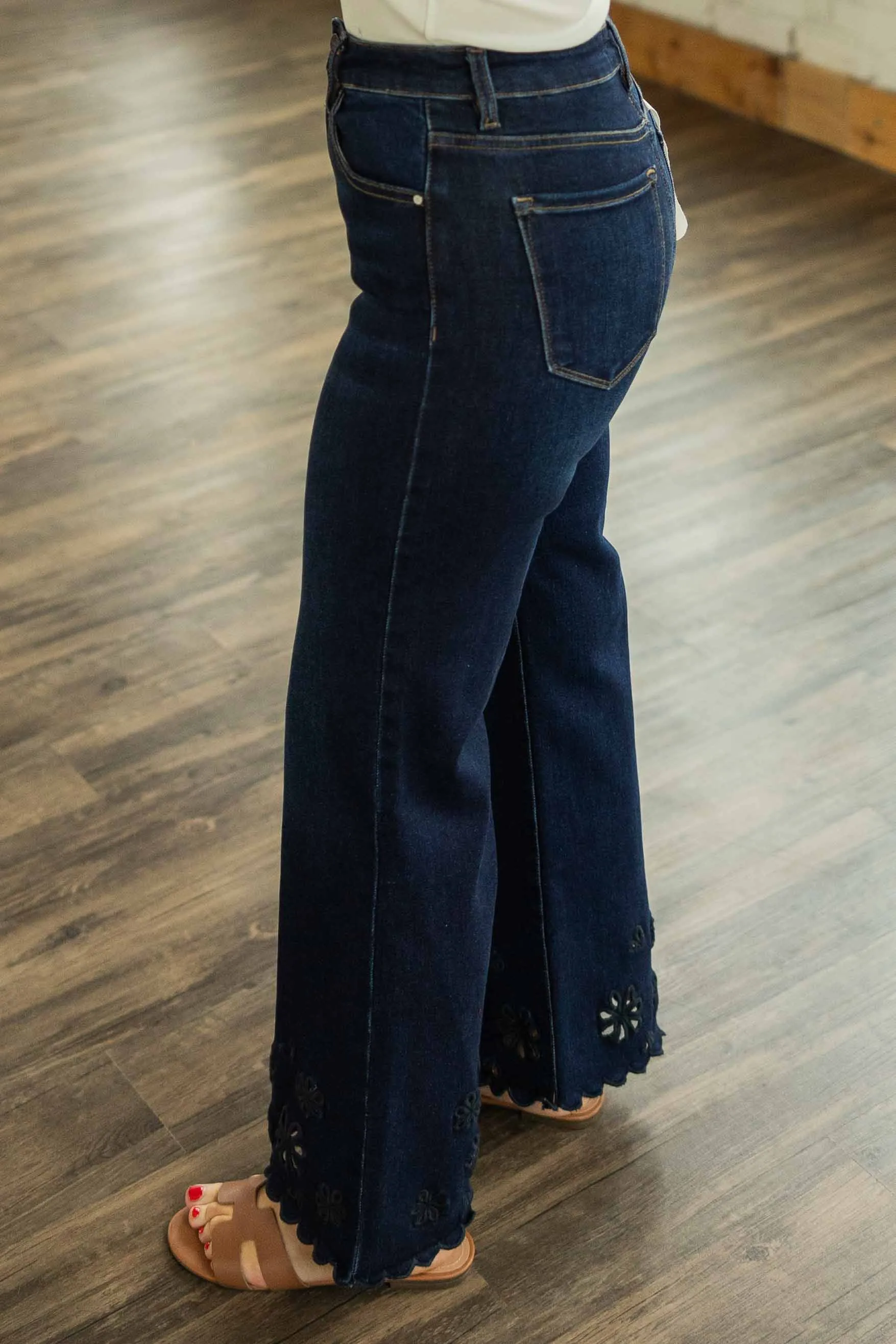 [RISEN] ESTHER PLUS EYELET HEM JEANS