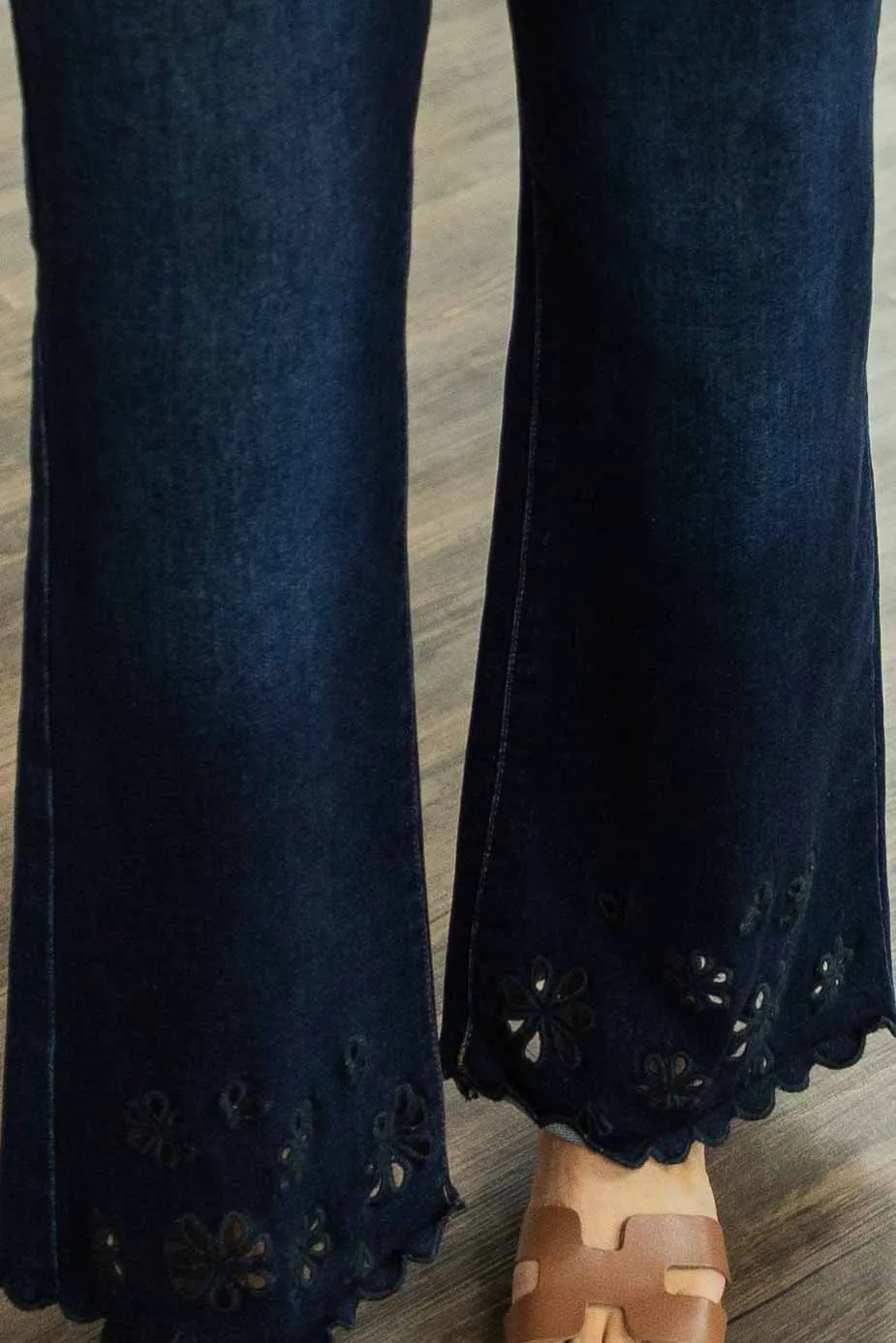 [RISEN] ESTHER PLUS EYELET HEM JEANS