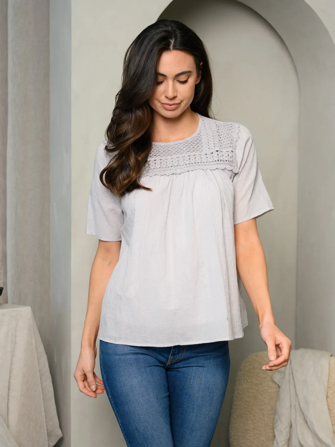 WOMEN'S SHORT SLEEVE CROCHET DETAIL TOP