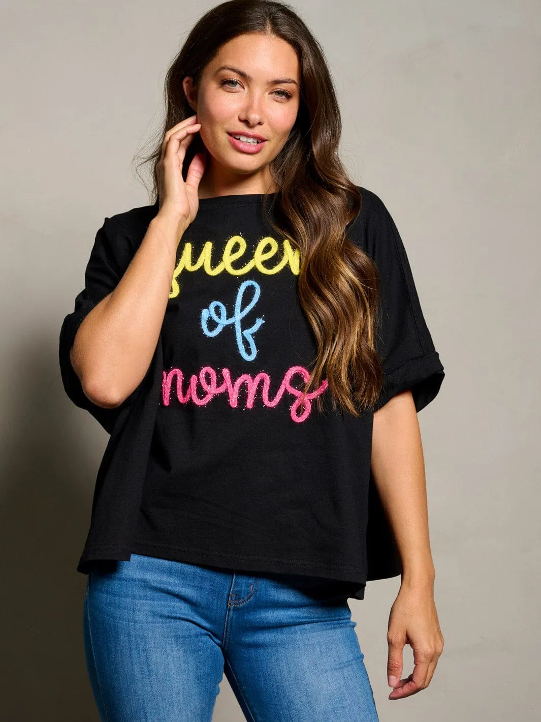WOMEN'S SHORT SLEEVE QUEEN OF MOMS GRAPHIC TUNIC BLOUSE TOP